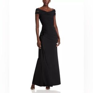 Chiara Boni La Petite Robe
Soetsu Off-the-Shoulder Gown
